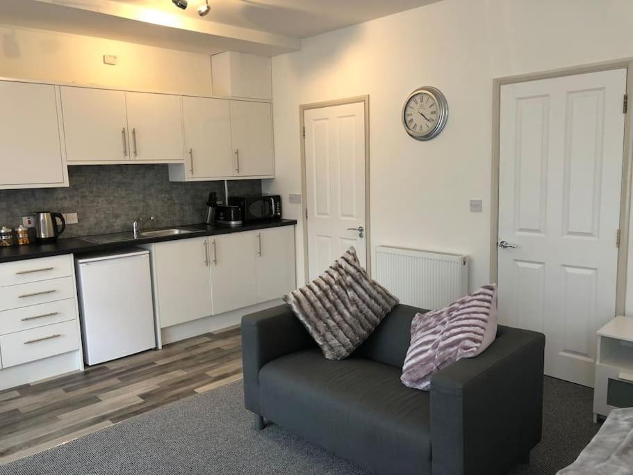 Newly Renovated Modern Studio Apartment Пензанс Экстерьер фото