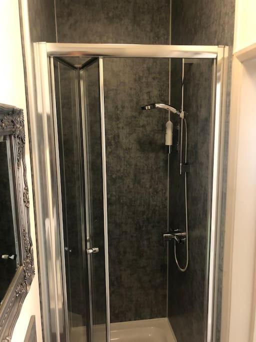 Newly Renovated Modern Studio Apartment Пензанс Экстерьер фото