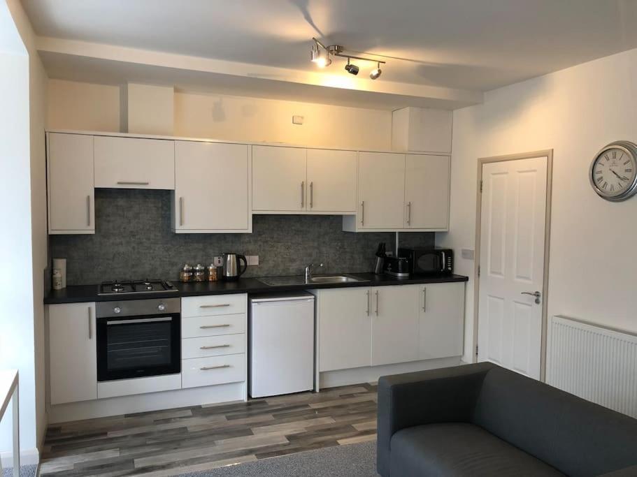 Newly Renovated Modern Studio Apartment Пензанс Экстерьер фото