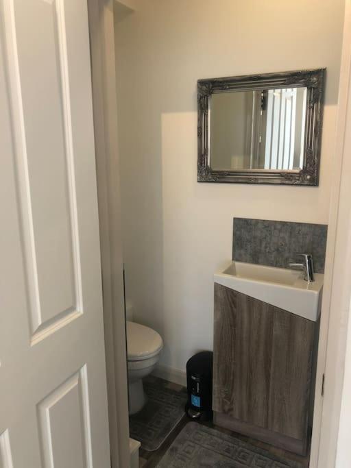 Newly Renovated Modern Studio Apartment Пензанс Экстерьер фото