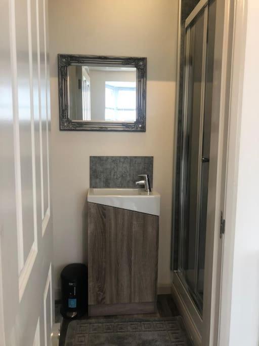 Newly Renovated Modern Studio Apartment Пензанс Экстерьер фото